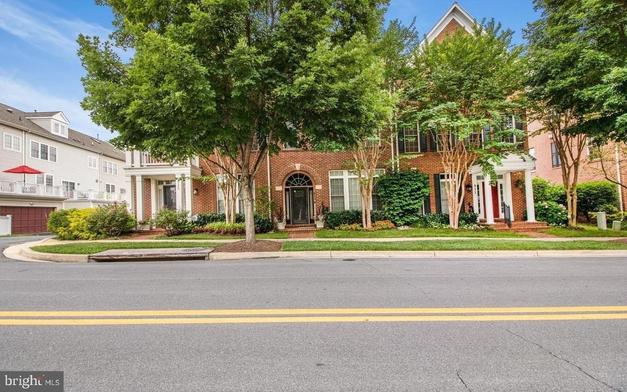 913 Pleasant Dr - Photo 2 of 47