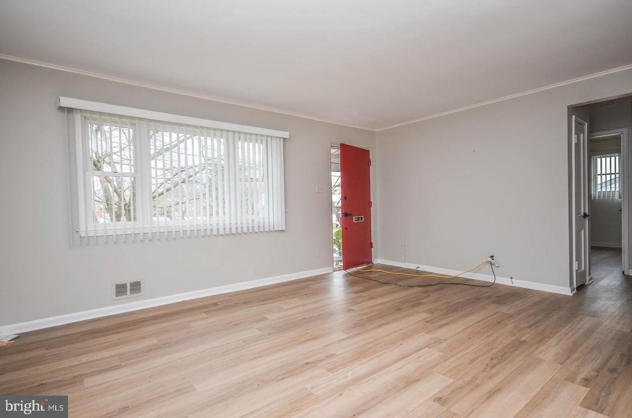 4426 Hallet St - Photo 5 of 37