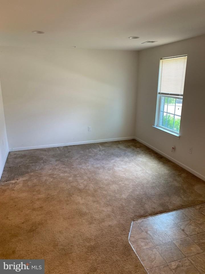 652 E Chestnut St - Photo 2 of 20