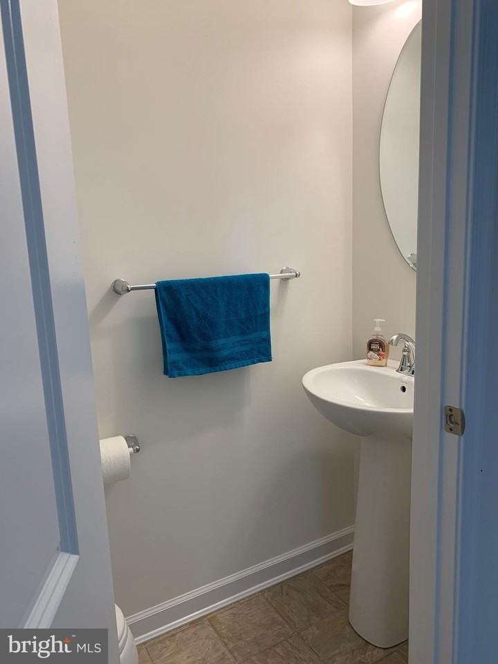 652 E Chestnut St - Photo 3 of 20