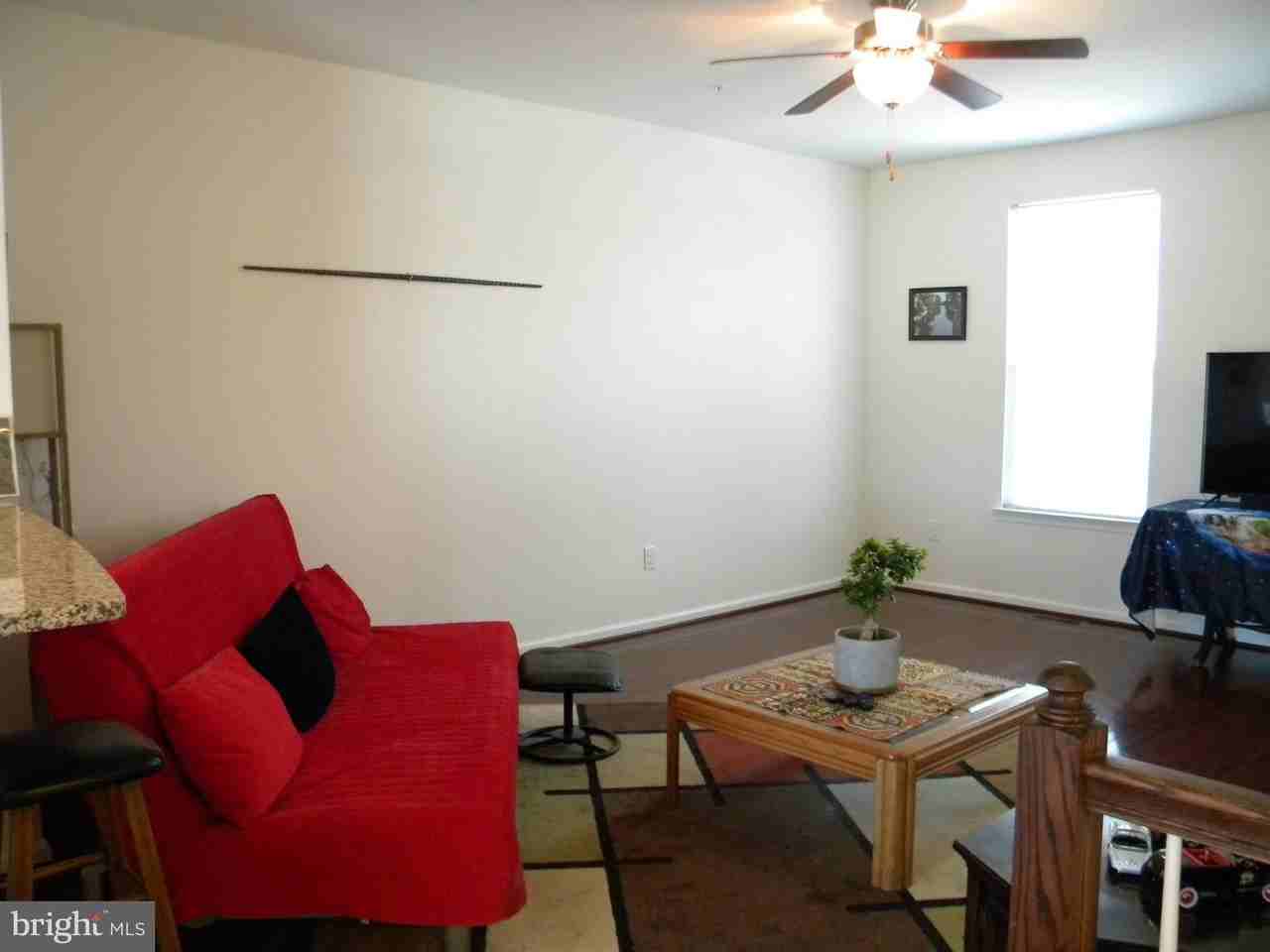 652 E Chestnut St - Photo 4 of 20