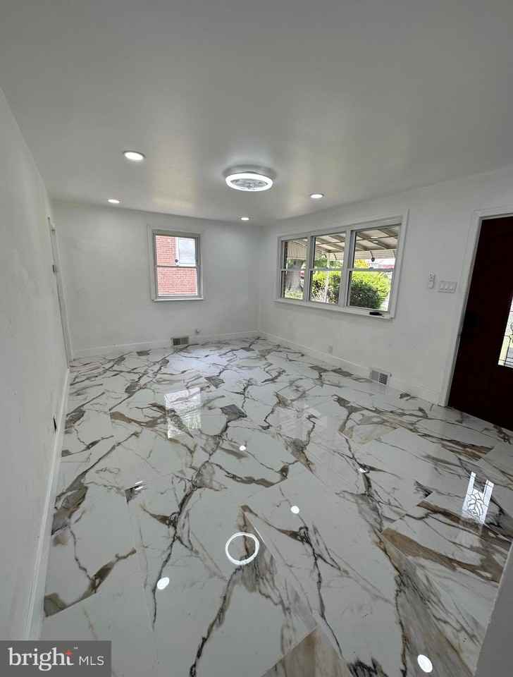 682 Rennard St - Photo 3 of 24