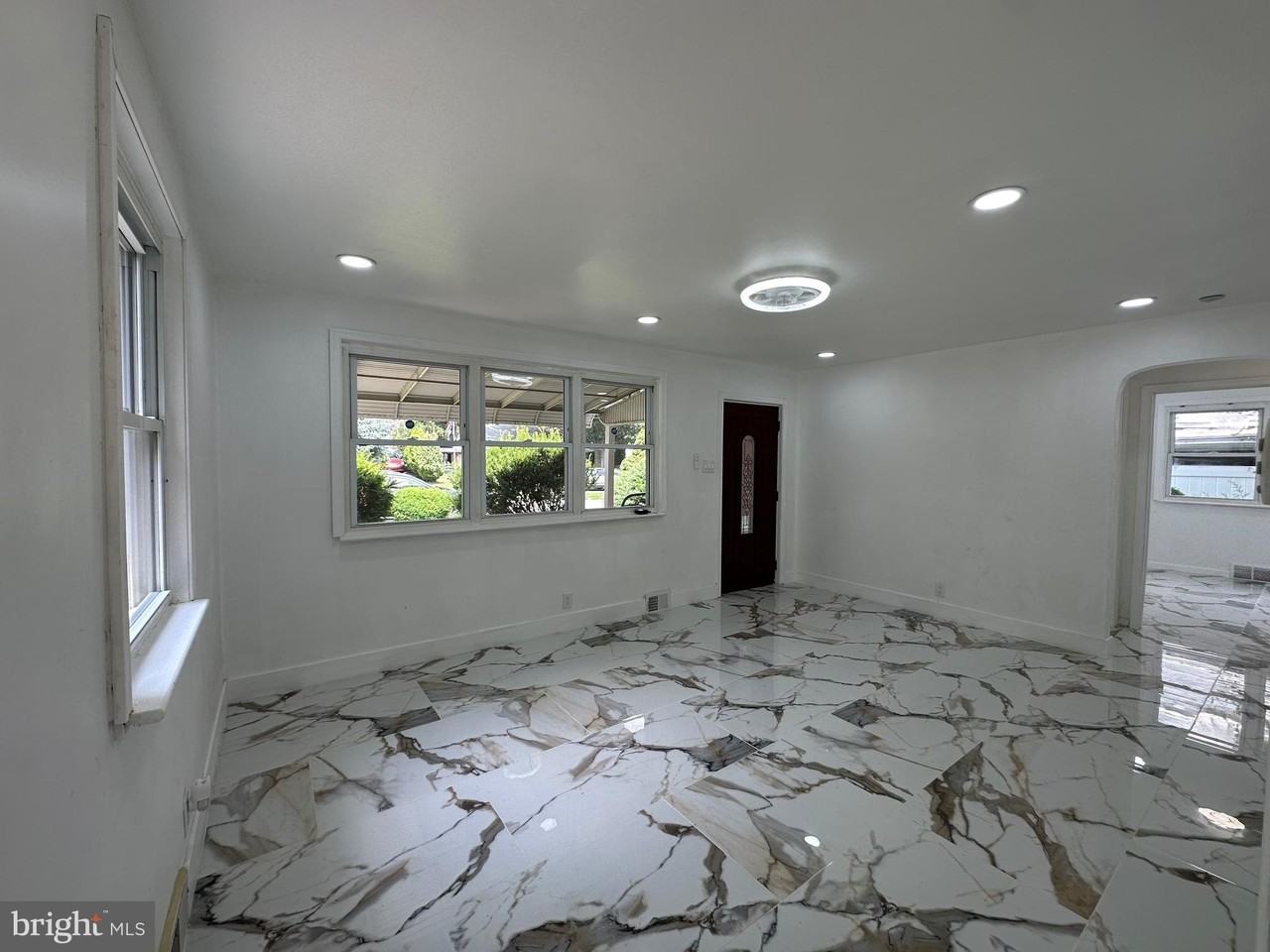 682 Rennard St - Photo 4 of 24