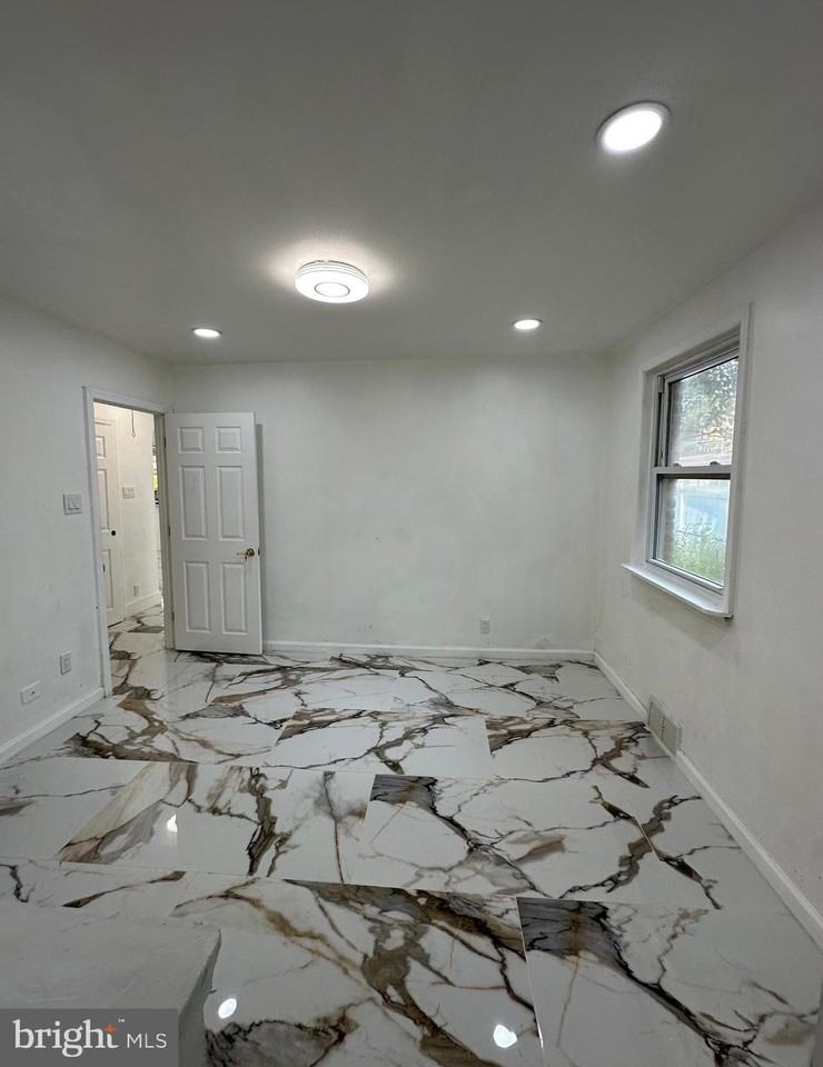 682 Rennard St - Photo 5 of 24