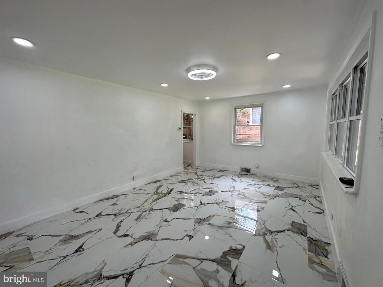 682 Rennard St - Photo 6 of 24