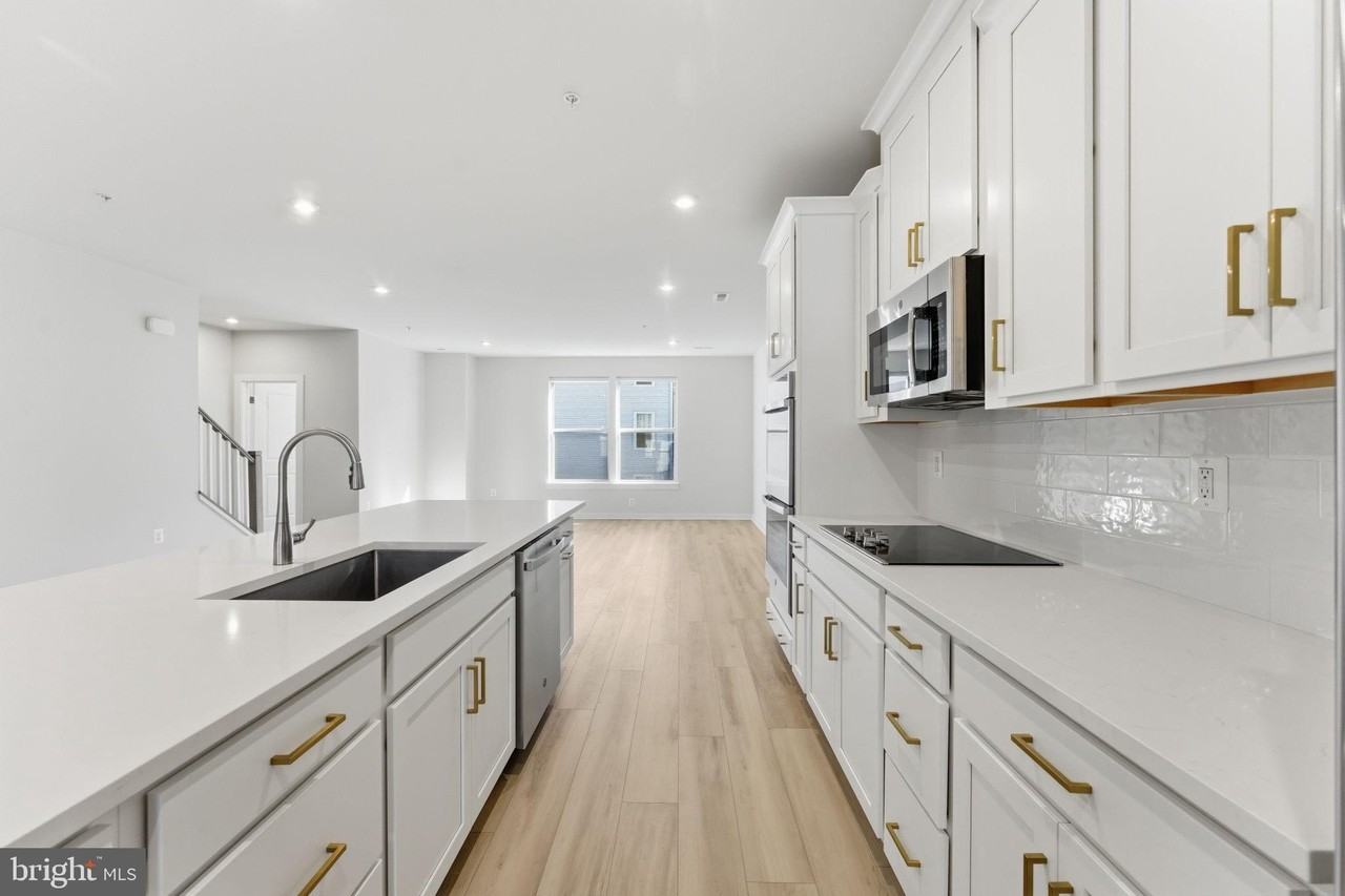 2136 Glacier Rd - Photo 7 of 50