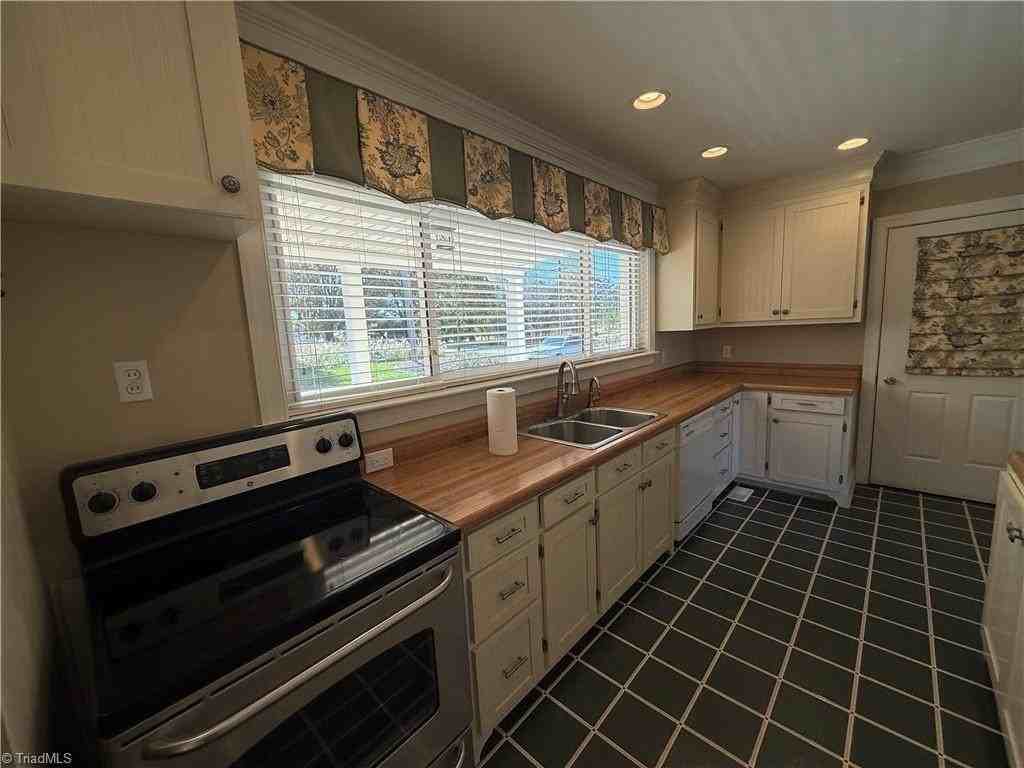 292 Feezor Rd - Photo 6 of 16