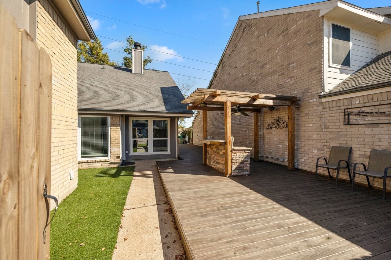 8522 Scenic Green Dr - Photo 2 of 34