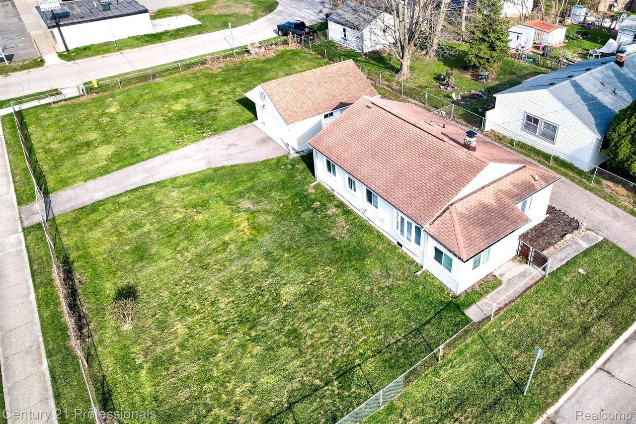 34038 Caseville Ct - Photo 4 of 37