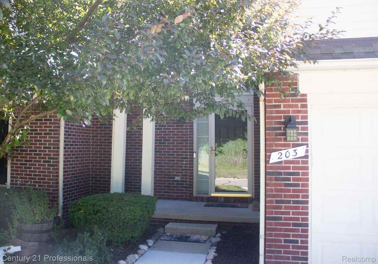 203 Concord Dr - Photo 3 of 34