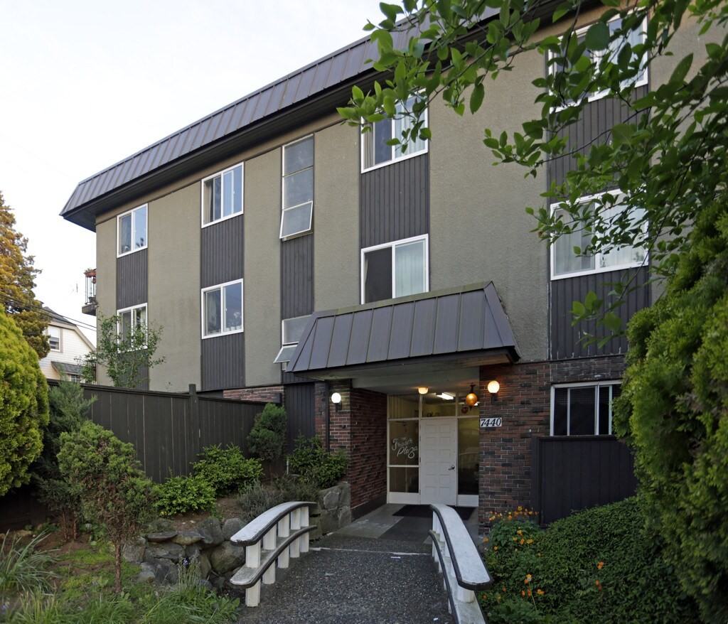 7440 Fraser Street - Photo 3 of 8