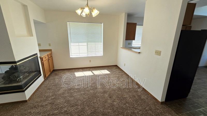 5205 S Smith Ct - Photo 4 of 12