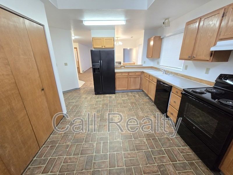 5205 S Smith Ct - Photo 5 of 12