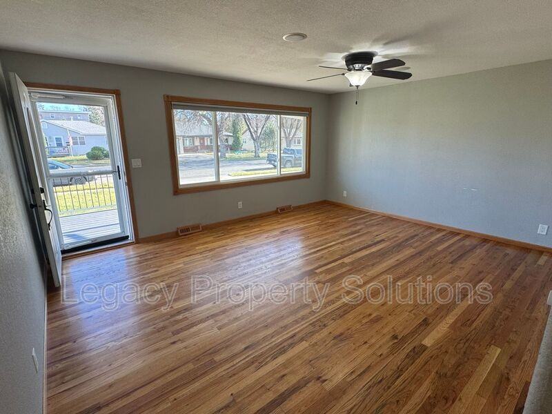 1832 Assumption Dr - Photo 3 of 25