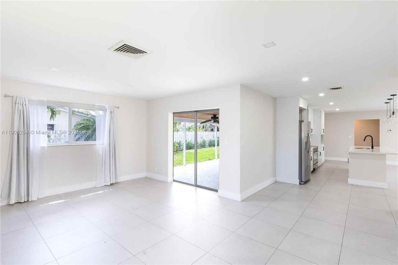 4430 Ne 28th Ter #0 - Photo 5 of 23