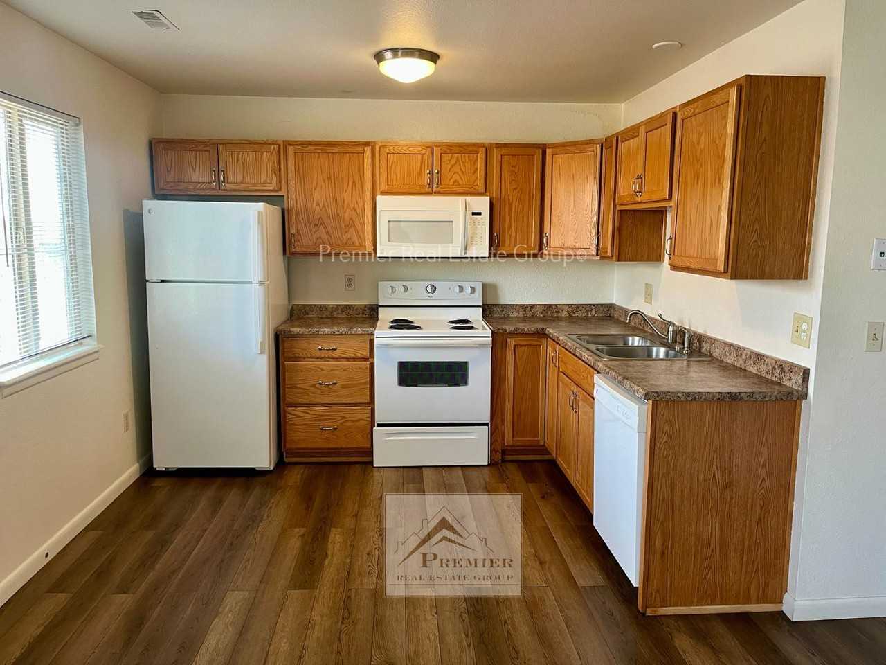 1015 Western Dr - Photo 3 of 7