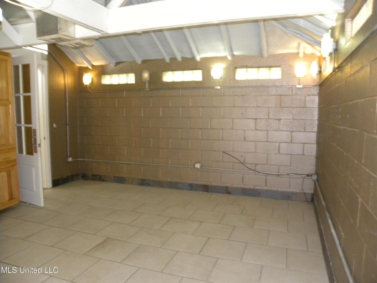 2096 Pat Ln - Photo 3 of 19