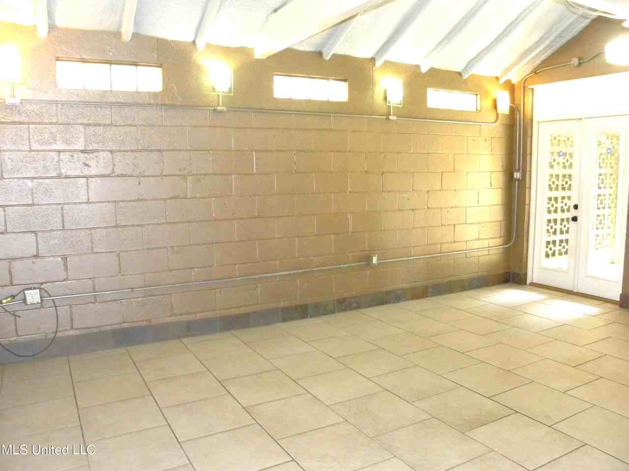 2096 Pat Ln - Photo 4 of 19