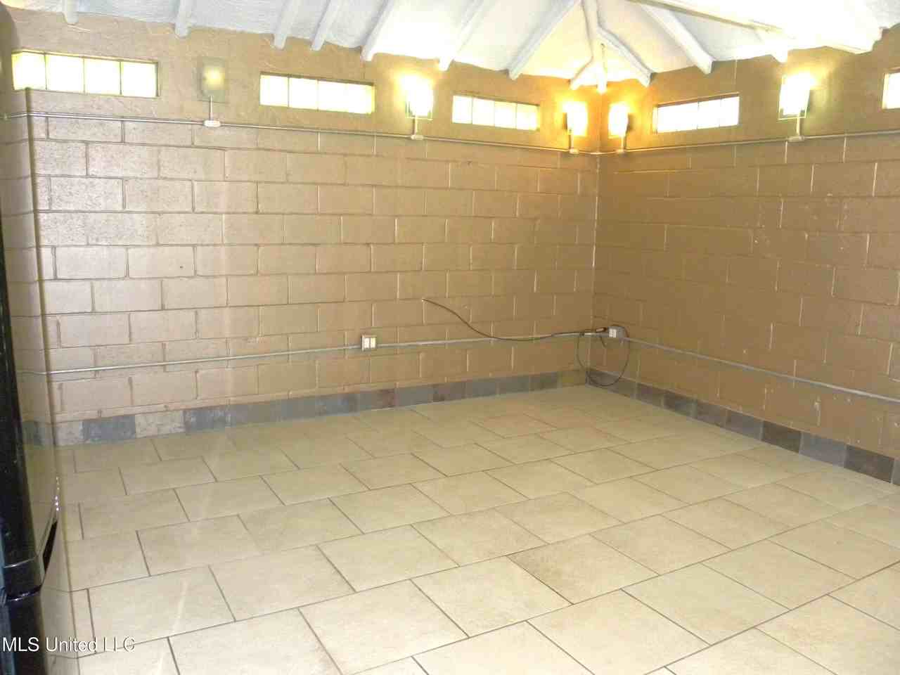 2096 Pat Ln - Photo 5 of 19