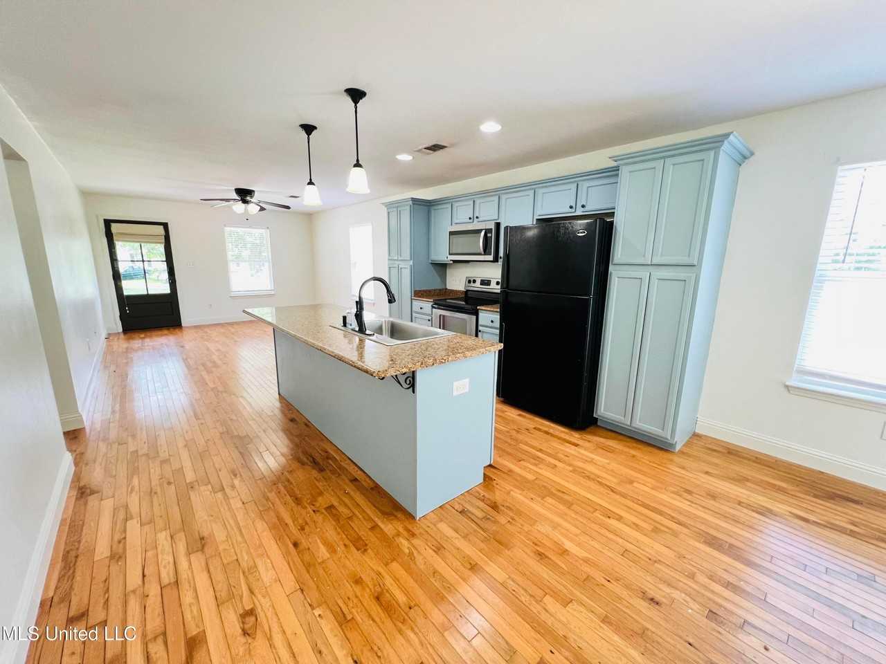 205 Jeff Davis Ave - Photo 2 of 17