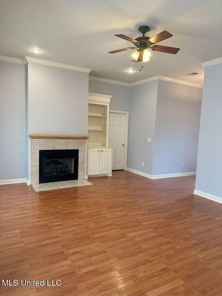 228 Farmers Row - Photo 2 of 12