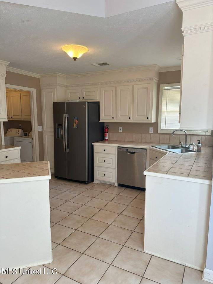 228 Farmers Row - Photo 3 of 12