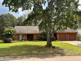 featured image of 615 Live Oak Dr