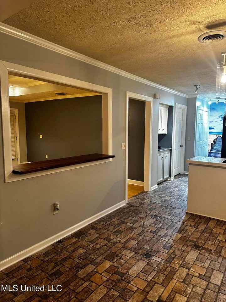 615 Live Oak Dr - Photo 3 of 30