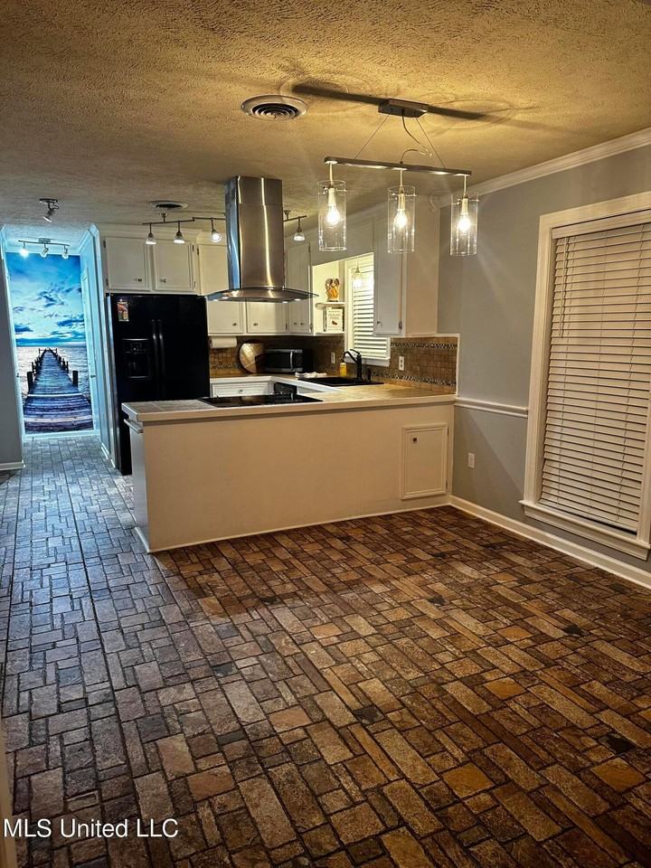 615 Live Oak Dr - Photo 4 of 30