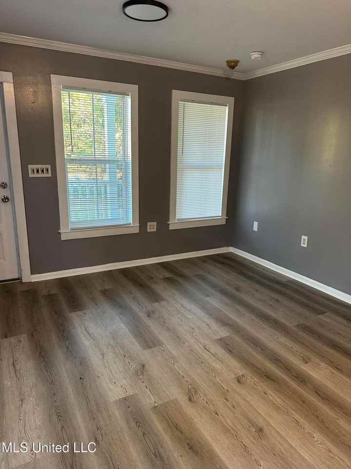 9101 Travis Ave - Photo 3 of 8