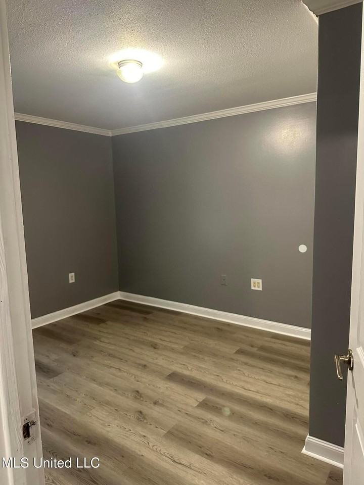 9101 Travis Ave - Photo 5 of 8