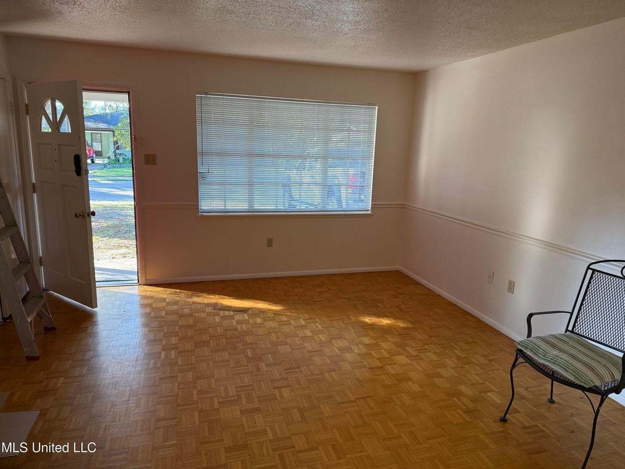 2507 Middlecoff Dr - Photo 3 of 19