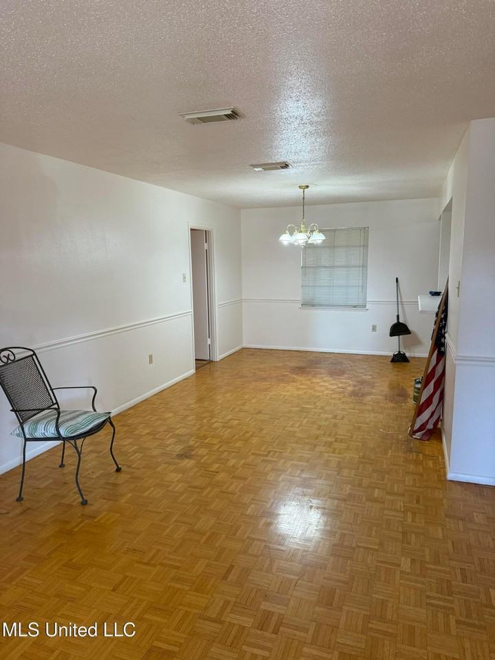 2507 Middlecoff Dr - Photo 4 of 19