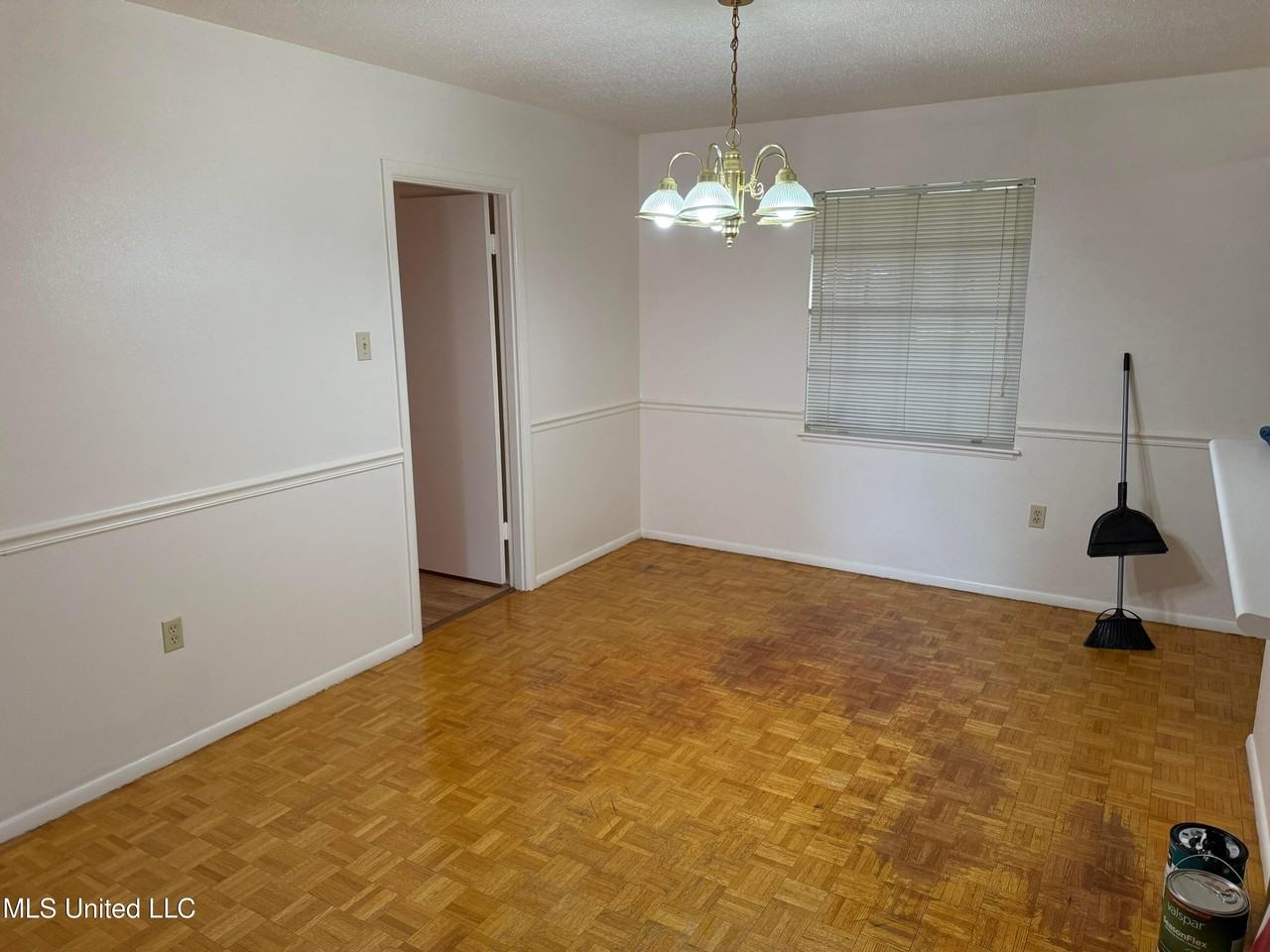 2507 Middlecoff Dr - Photo 5 of 19