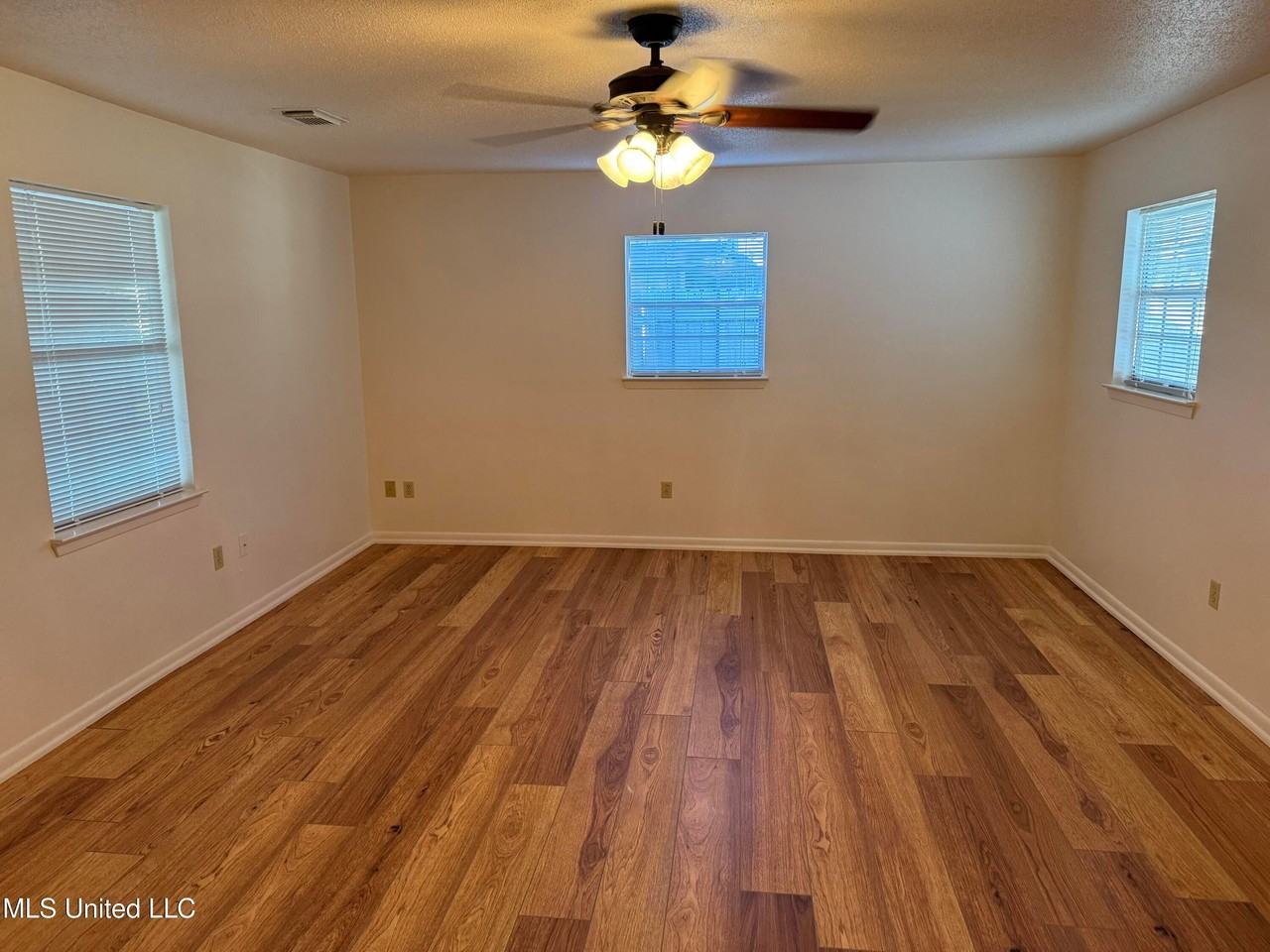 2507 Middlecoff Dr - Photo 6 of 19