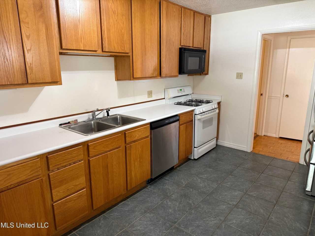 2507 Middlecoff Dr - Photo 7 of 19