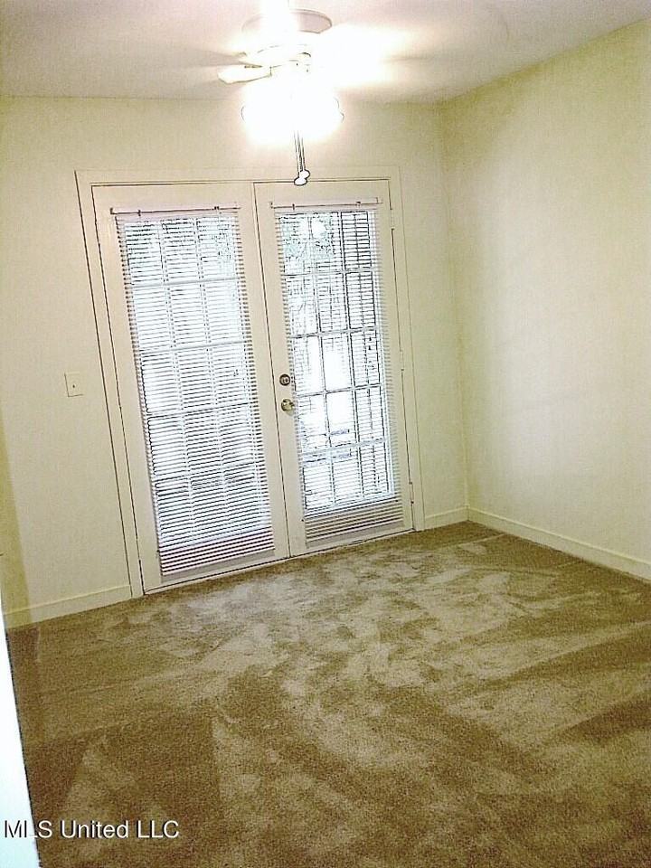 836 Riverview Dr - Photo 2 of 13