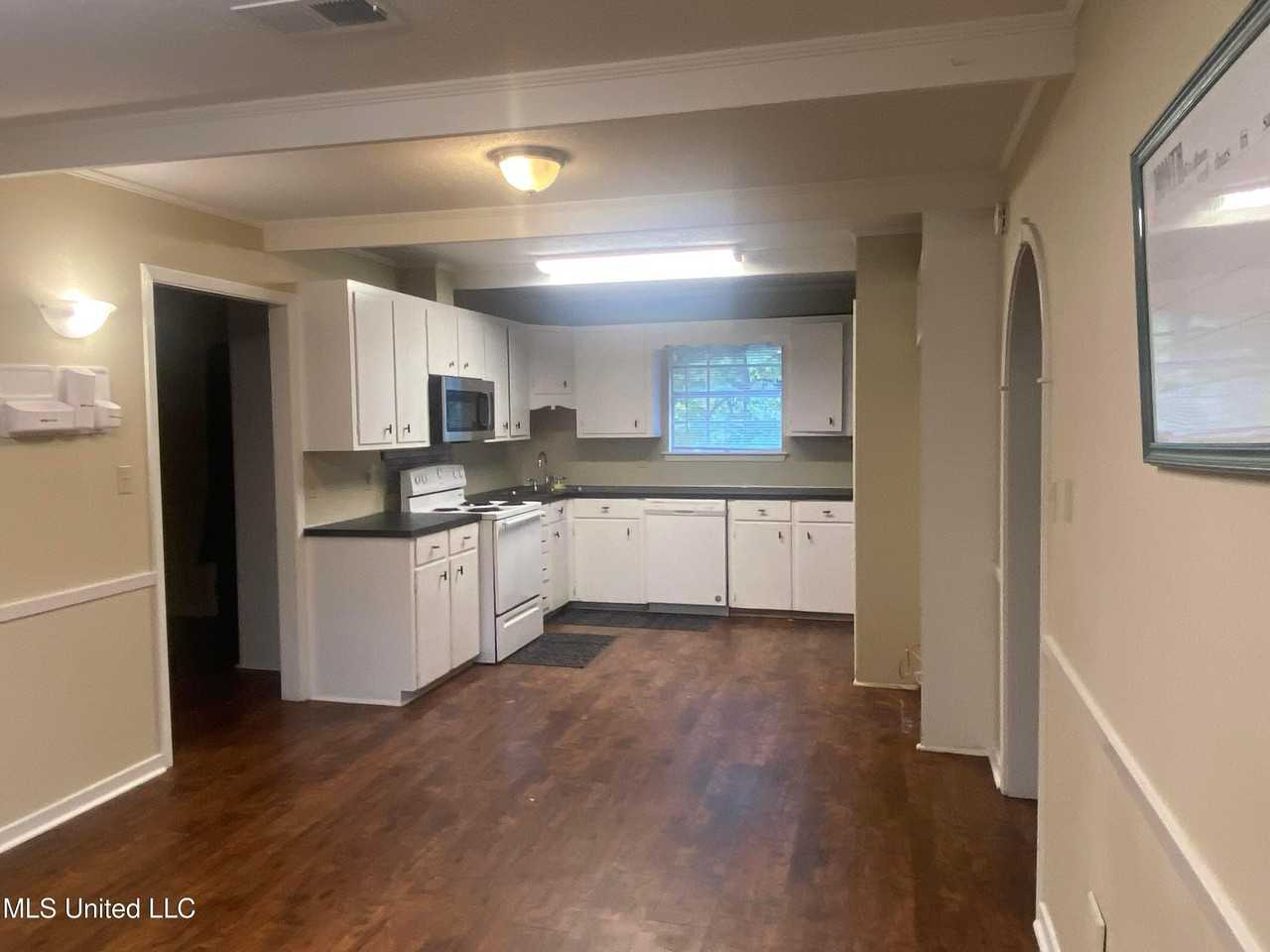 1701 Huntcliff Way - Photo 2 of 8