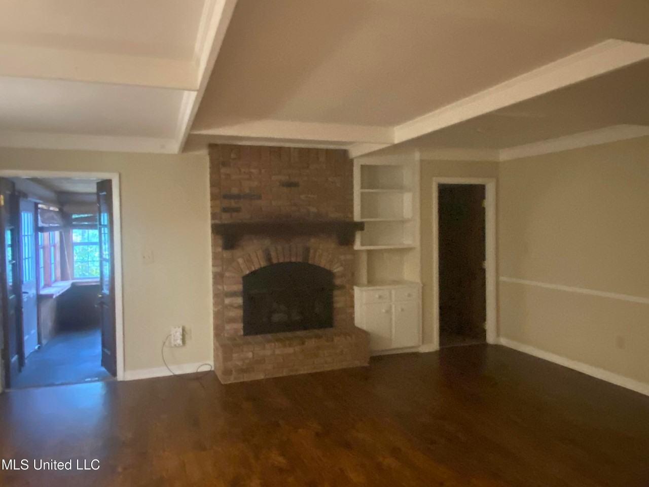 1701 Huntcliff Way - Photo 3 of 8