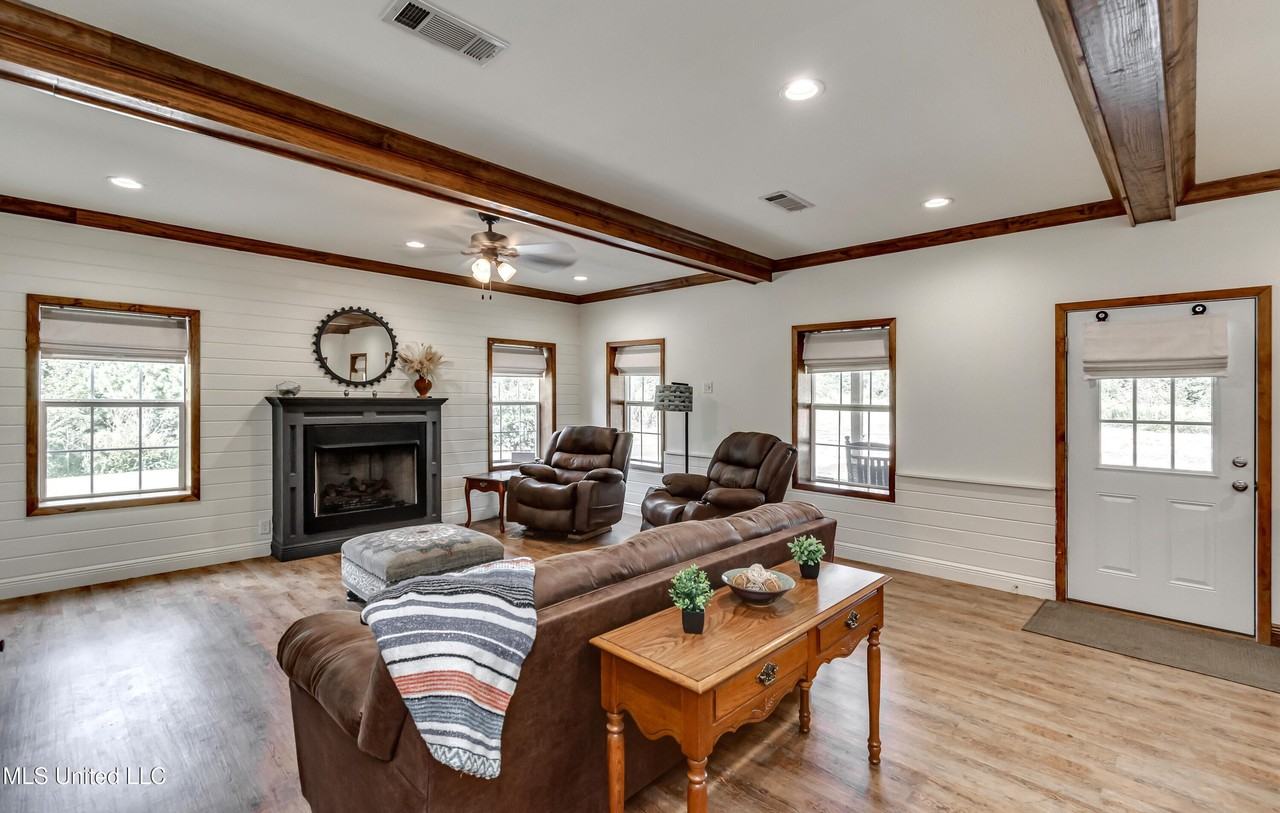 1998 Mississippi Highway 16 - Photo 3 of 34