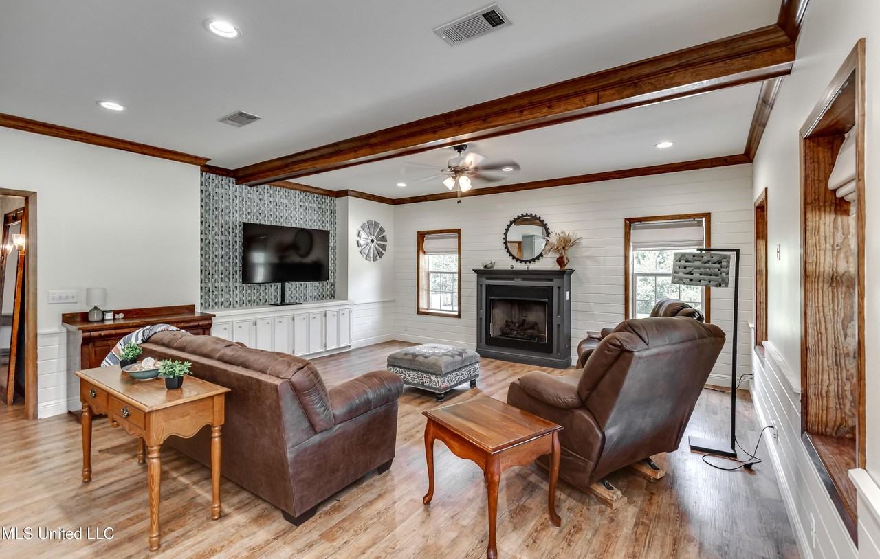 1998 Mississippi Highway 16 - Photo 4 of 34