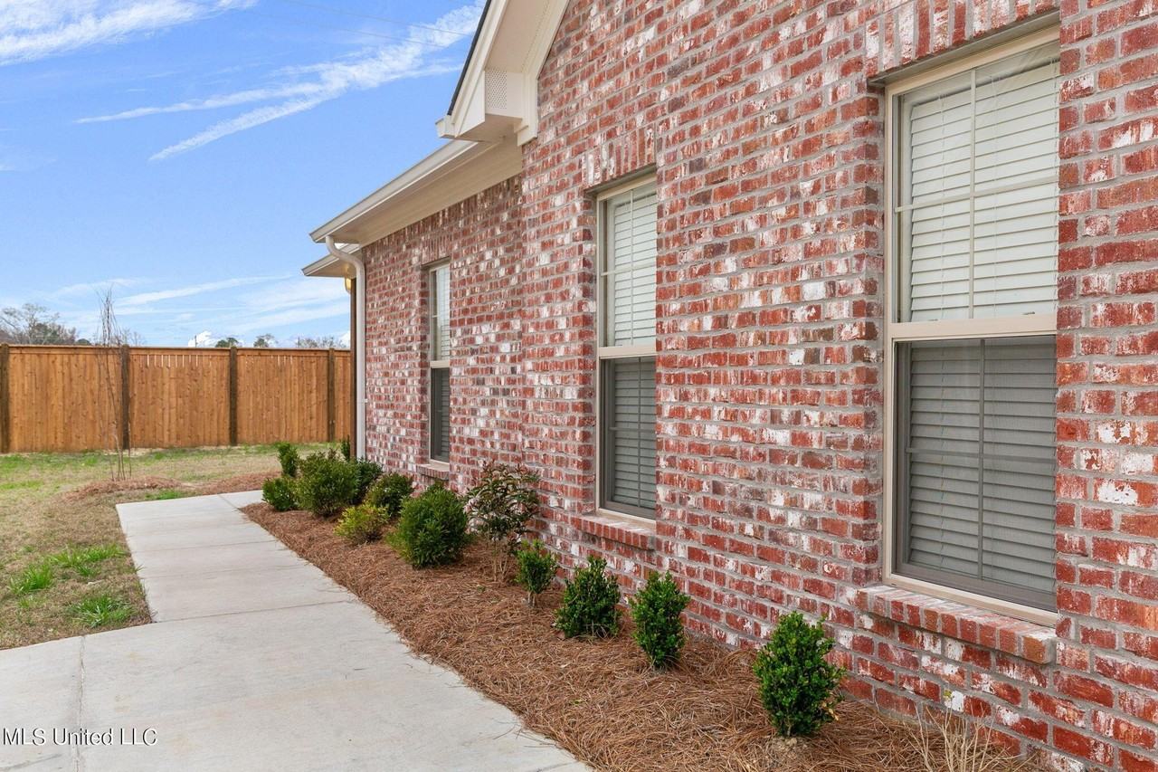 340 Freedom Ring Dr - Photo 5 of 50