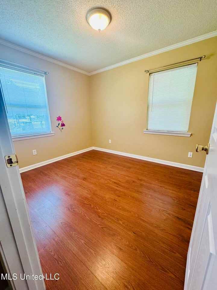 3108 Bemis Avenue - Photo 4 of 10