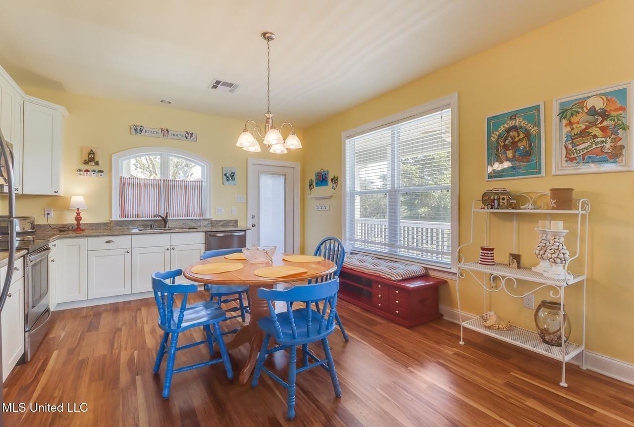 423 Sears Avenue - Photo 2 of 25