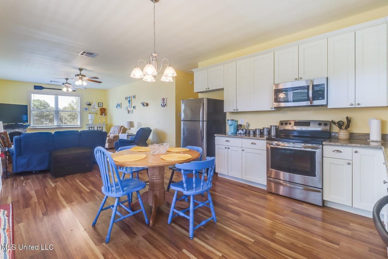 423 Sears Avenue - Photo 3 of 25