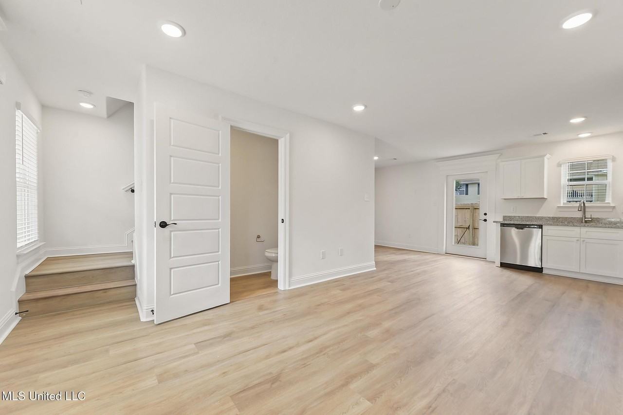 14958 Rowan Oak St - Photo 4 of 17