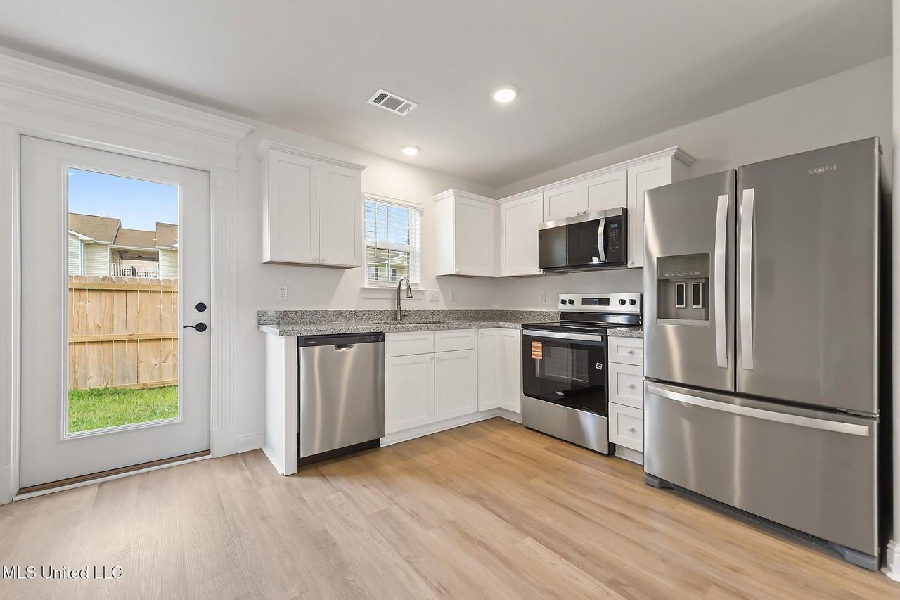 14958 Rowan Oak St - Photo 7 of 17