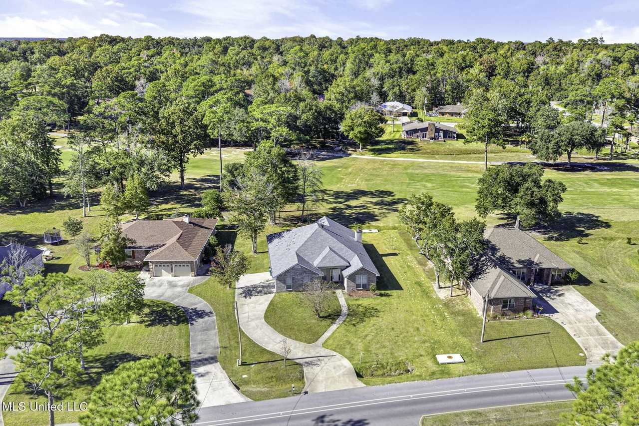 56129 Diamondhead Dr E - Photo 2 of 16