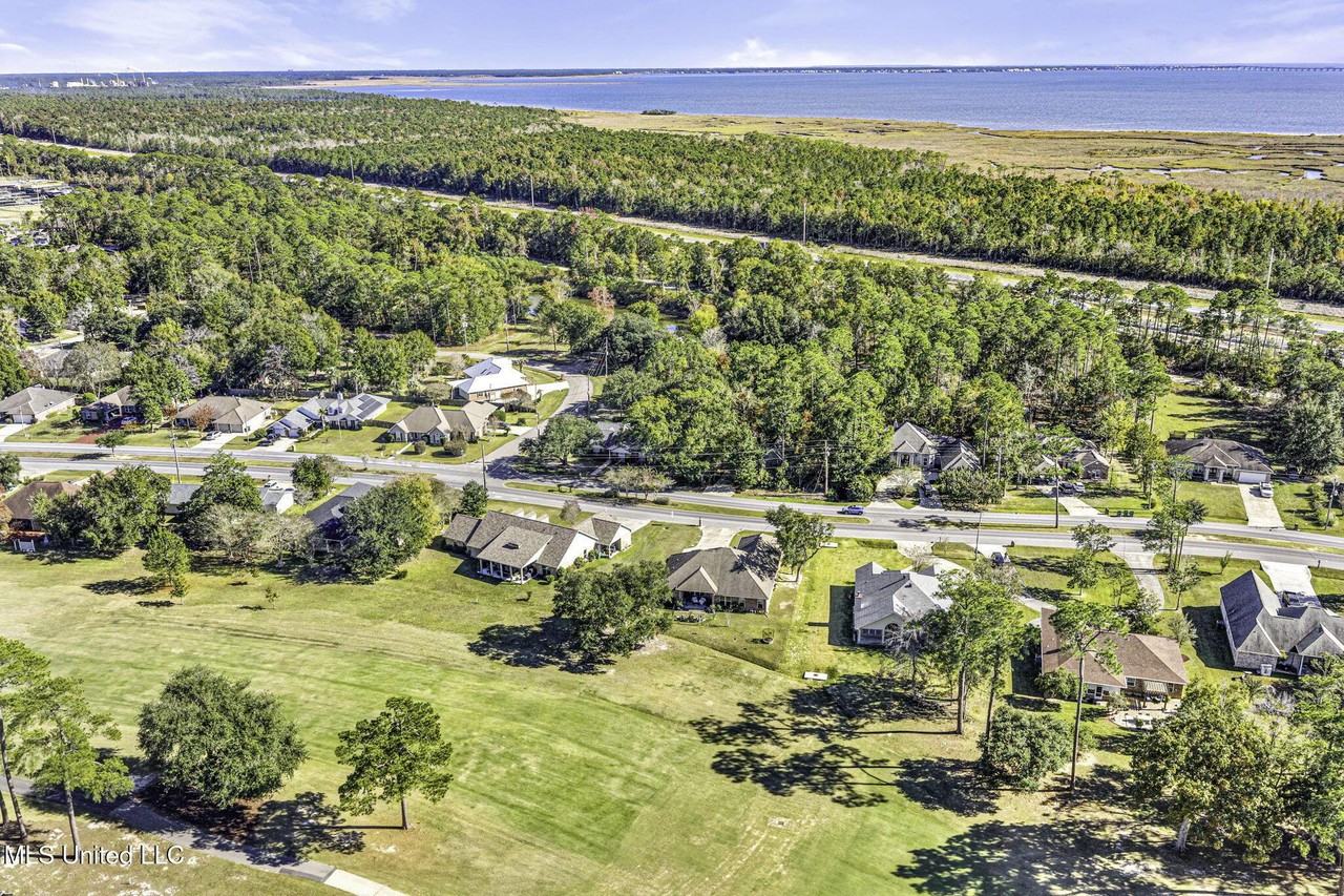 56129 Diamondhead Dr E - Photo 3 of 16