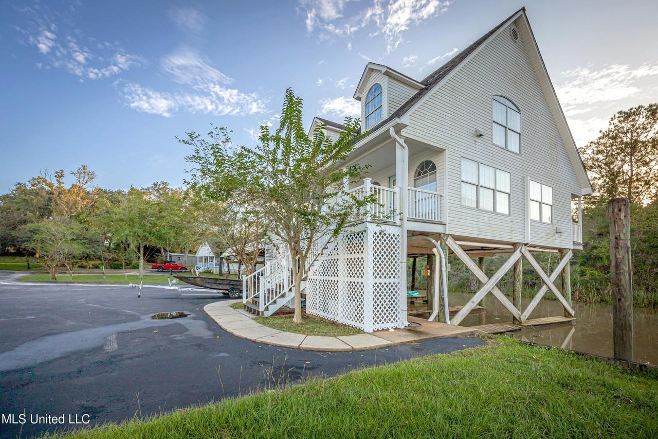 1102 Stanfield Point Rd - Photo 6 of 50